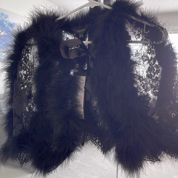 Unique lace with fur shawl - Picture 4 of 5